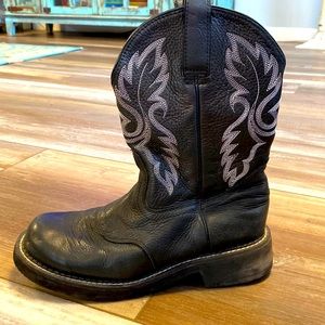 Women’s 9M black round toe boots